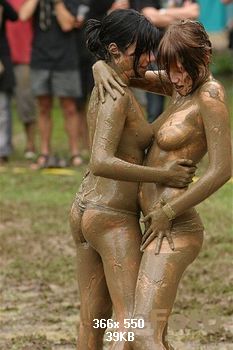 festival-mud-girls-13.jpg