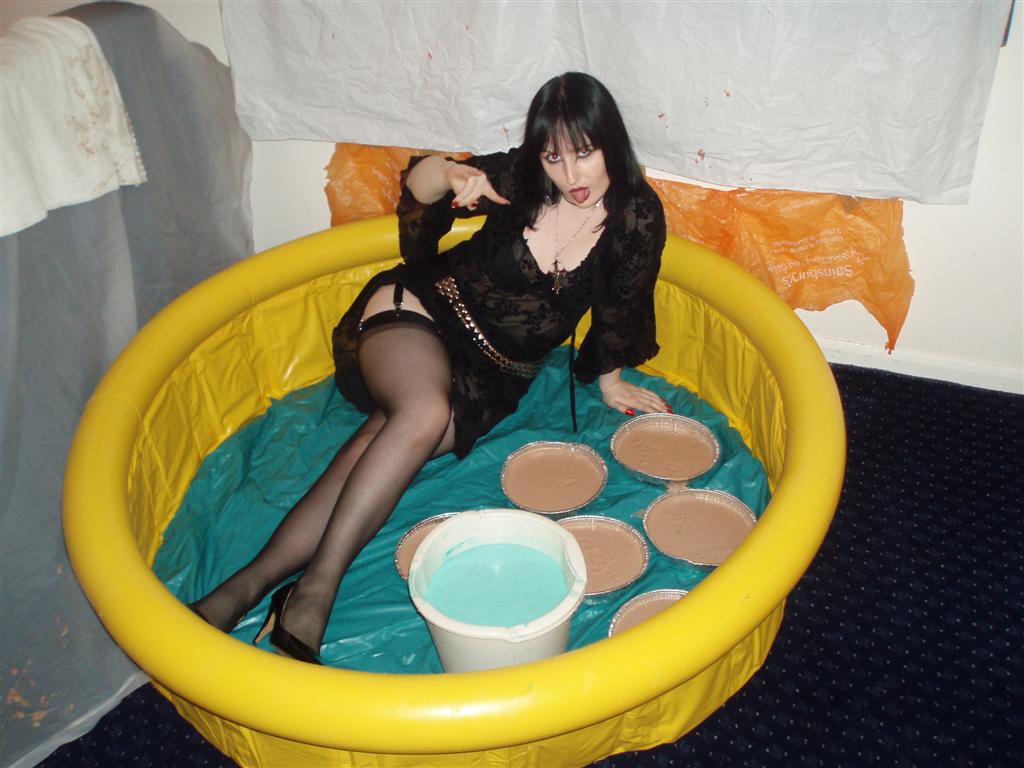 Messy Vampkin Goth 005.jpg